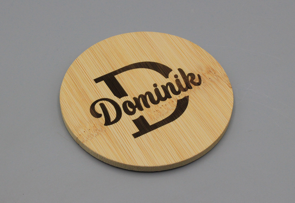Untersetzer mit personalisiert mit Wunschname und Monogramm aus Buchenholz